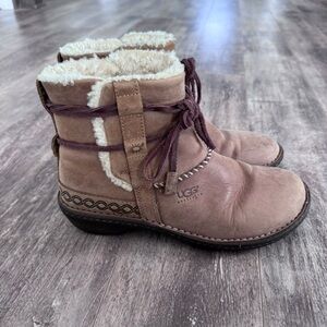 UGG Australia Cove leather shearling-lined ankle boot - moccasin tie detail